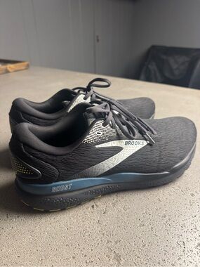 Brooks Men's Black Running Shoes with Gray Accents